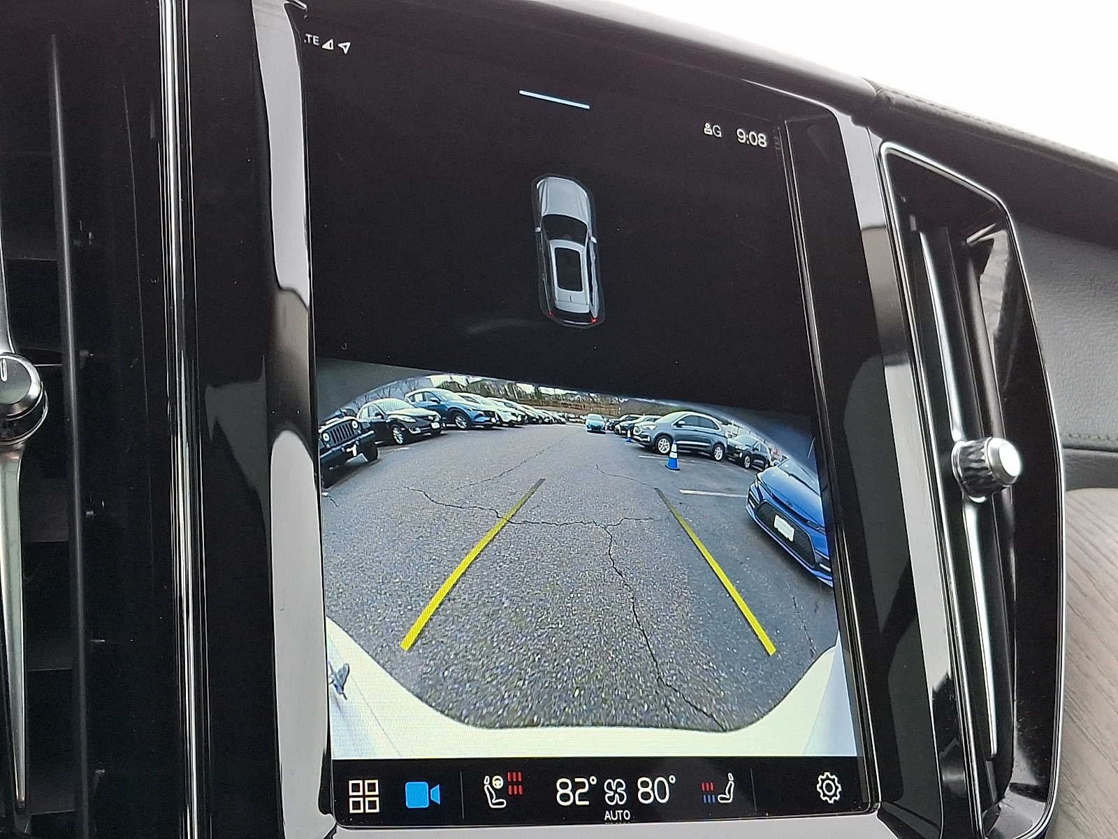 Thumbnail: 2022 Volvo XC60 - 15