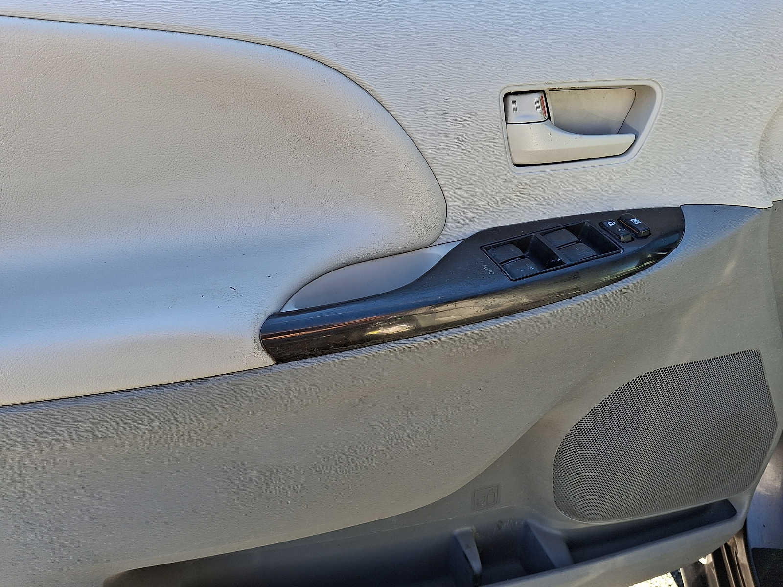 Thumbnail: 2014 Toyota Sienna - 9