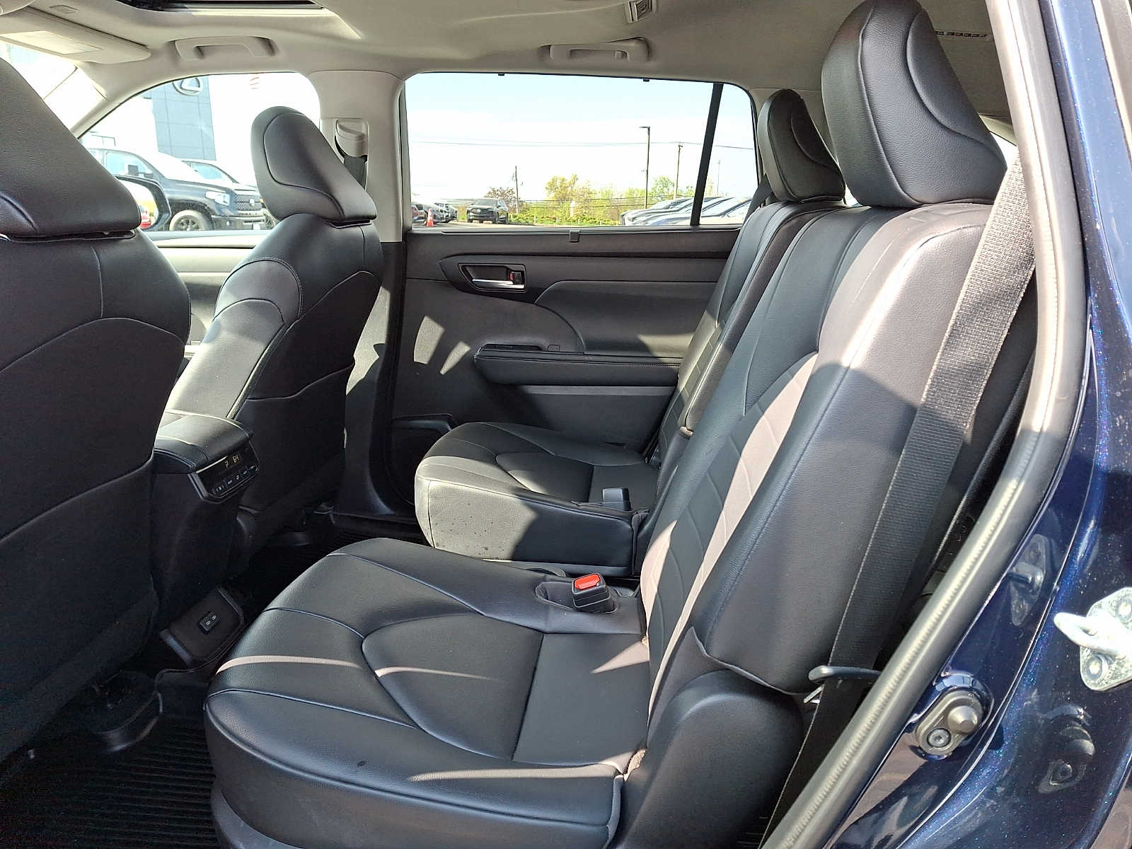 Thumbnail: 2023 Toyota Highlander - 9