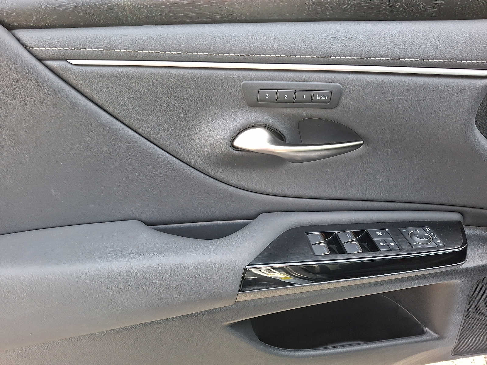 Thumbnail: 2023 Lexus ES - 9