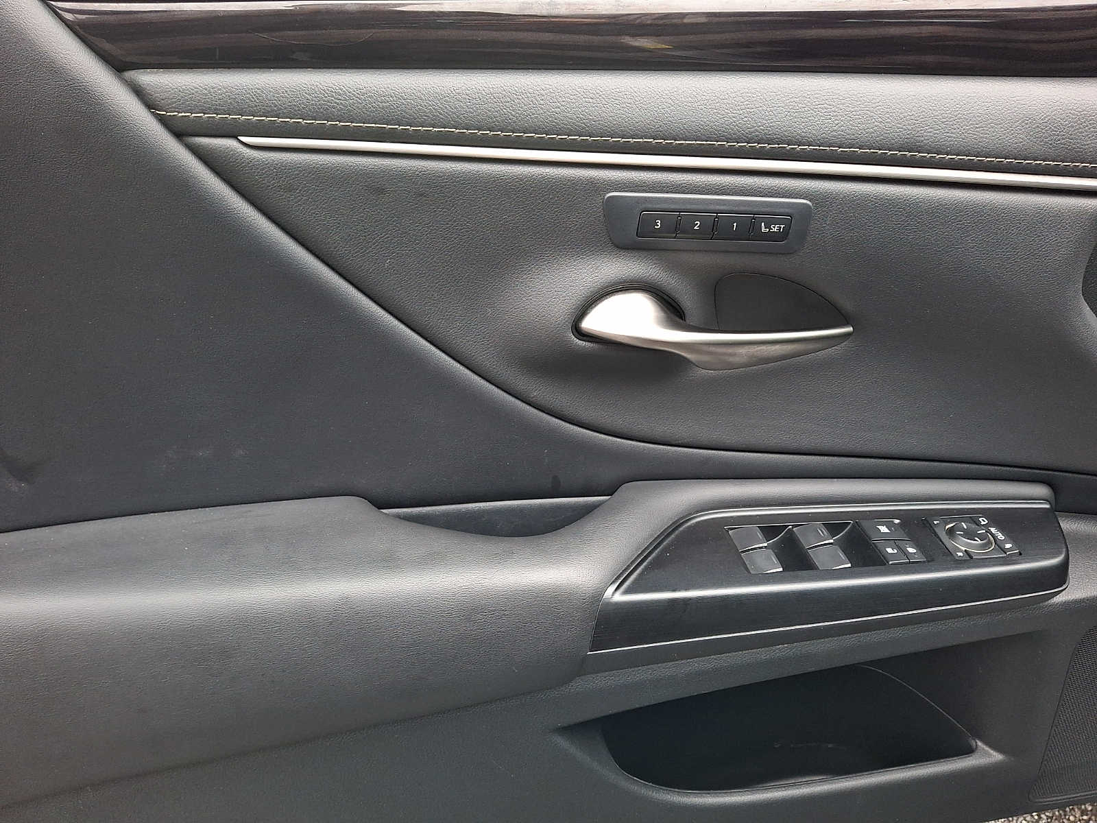 Thumbnail: 2020 Lexus ES - 8