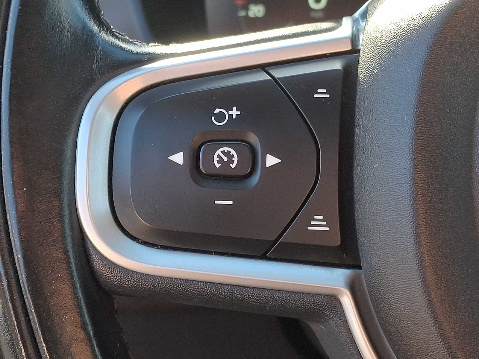 Thumbnail: 2019 Volvo XC60 - 18