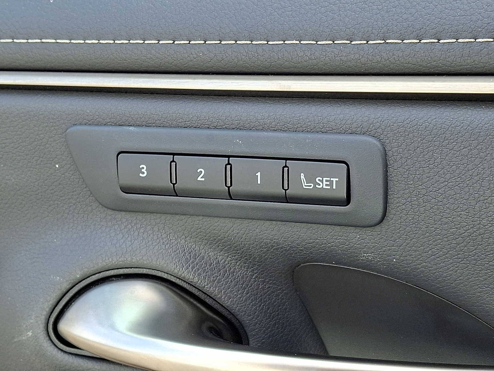 Thumbnail: 2021 Lexus ES - 23