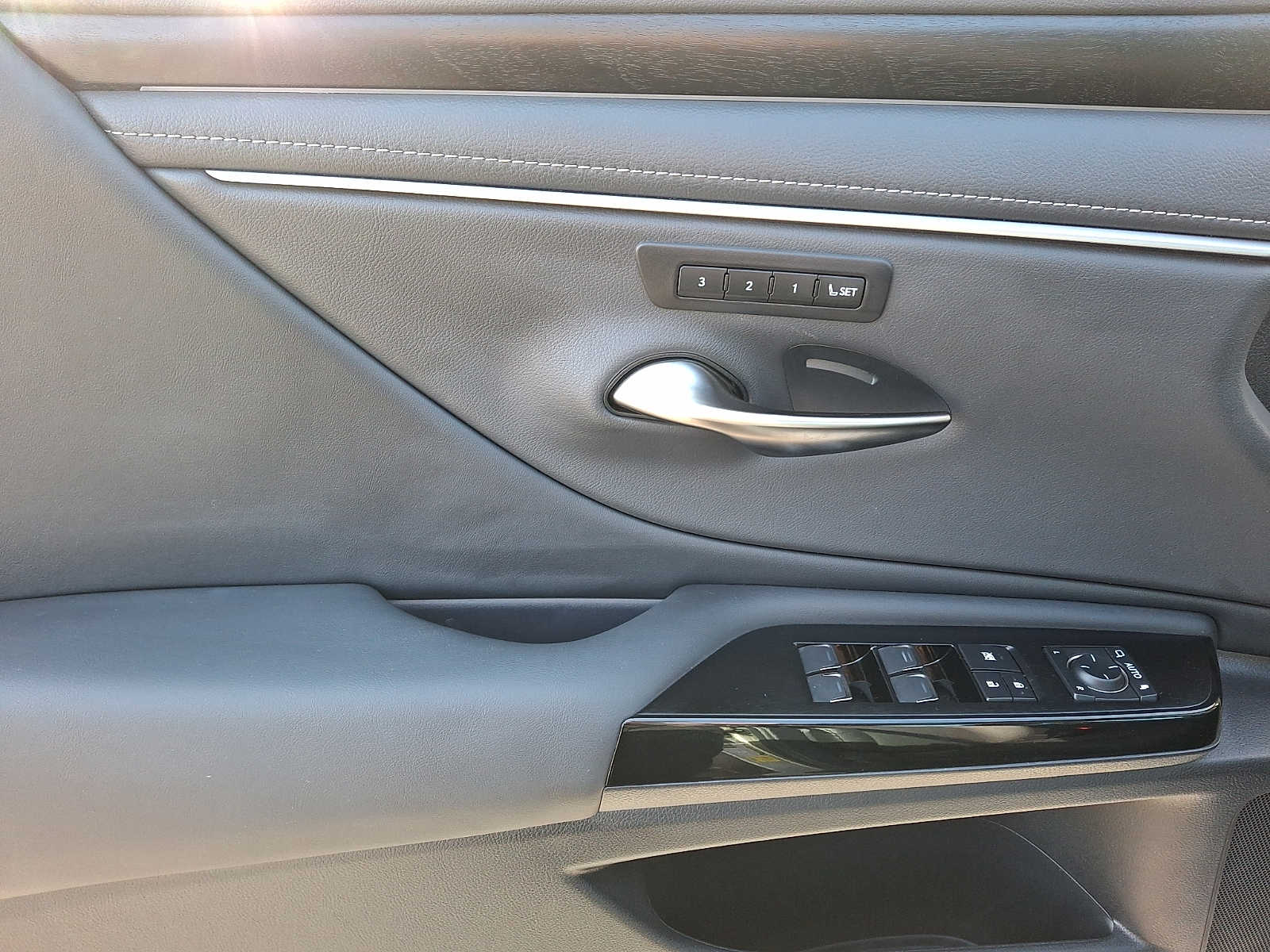 Thumbnail: 2025 Lexus ES - 10