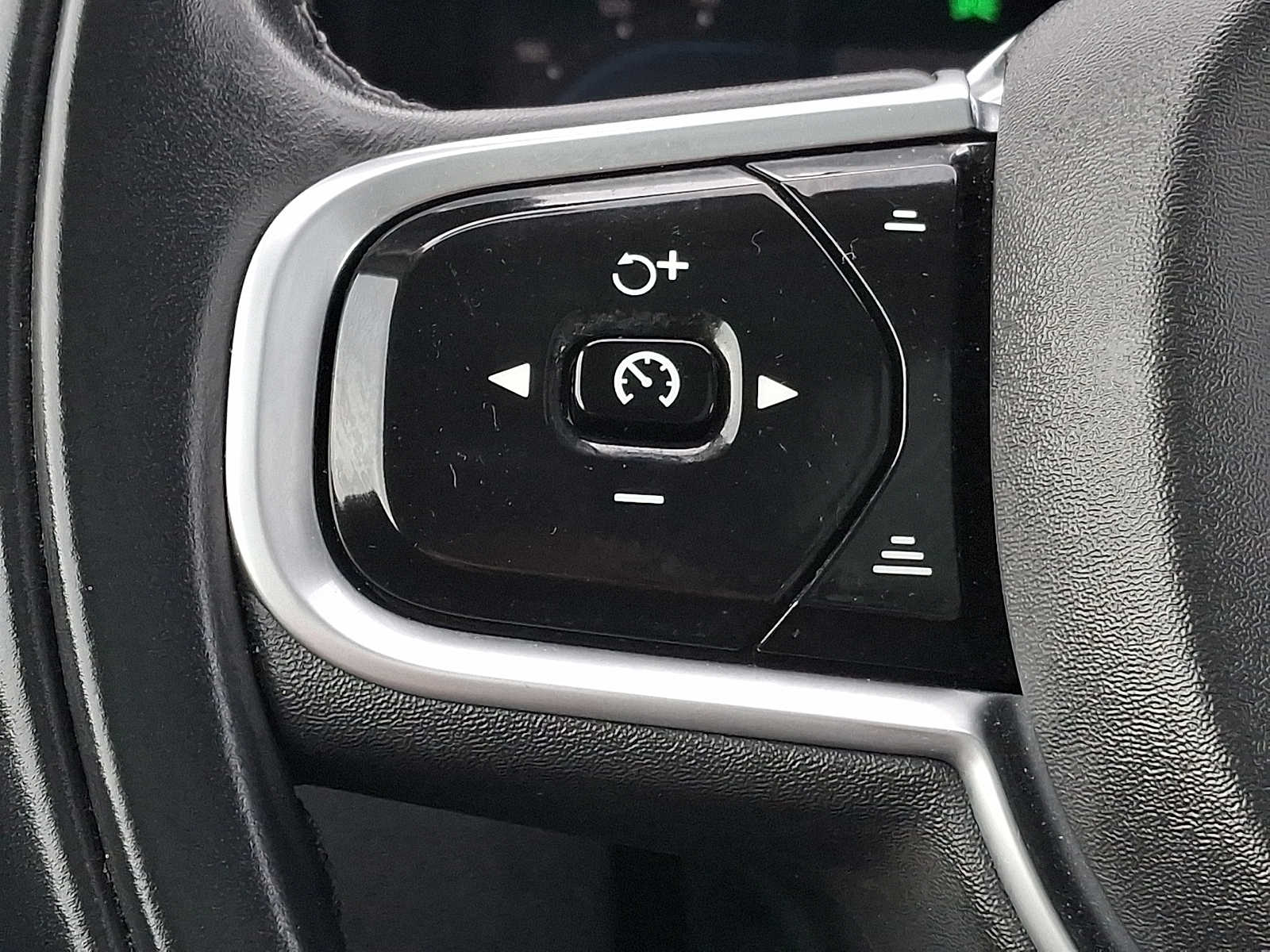 Thumbnail: 2022 Volvo XC60 - 17