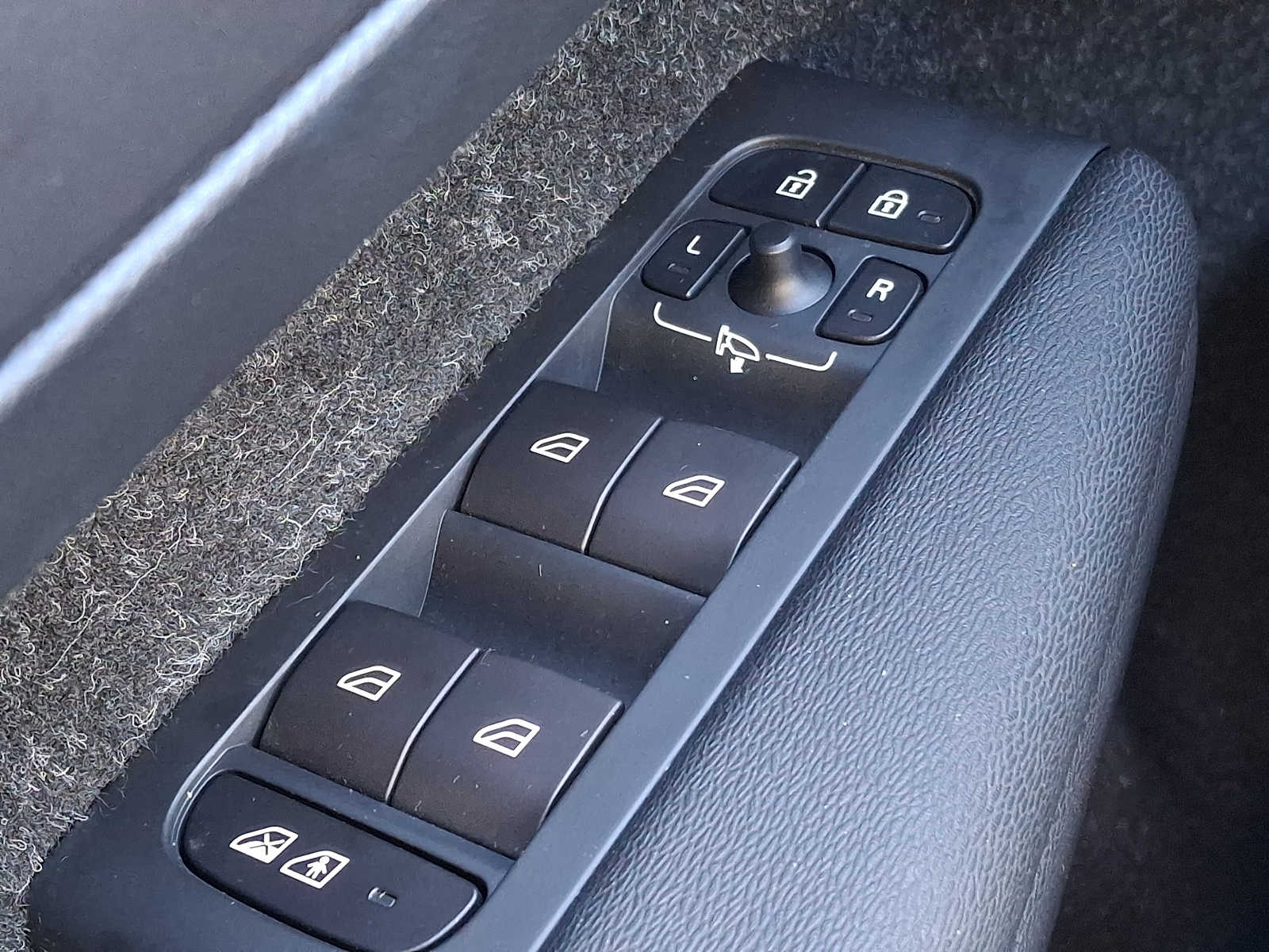 Thumbnail: 2019 Volvo XC40 - 23