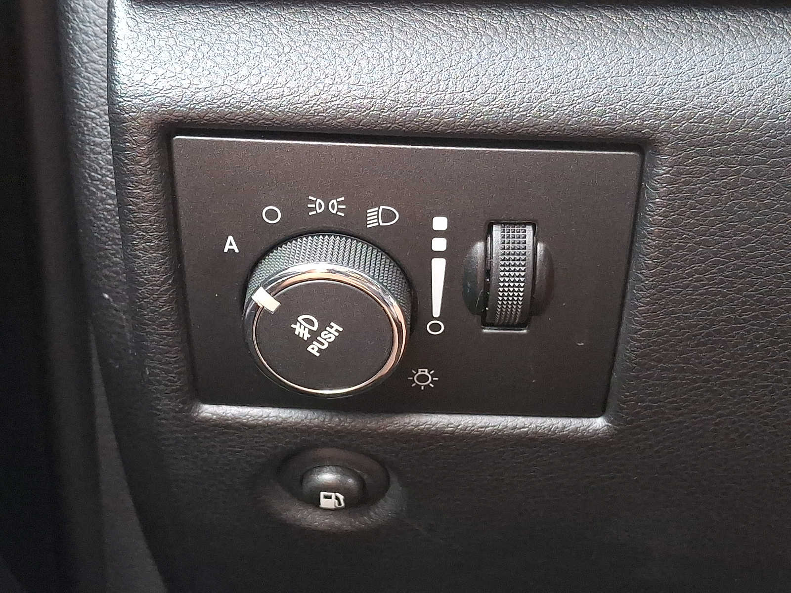 Thumbnail: 2012 Jeep Grand Cherokee - 23