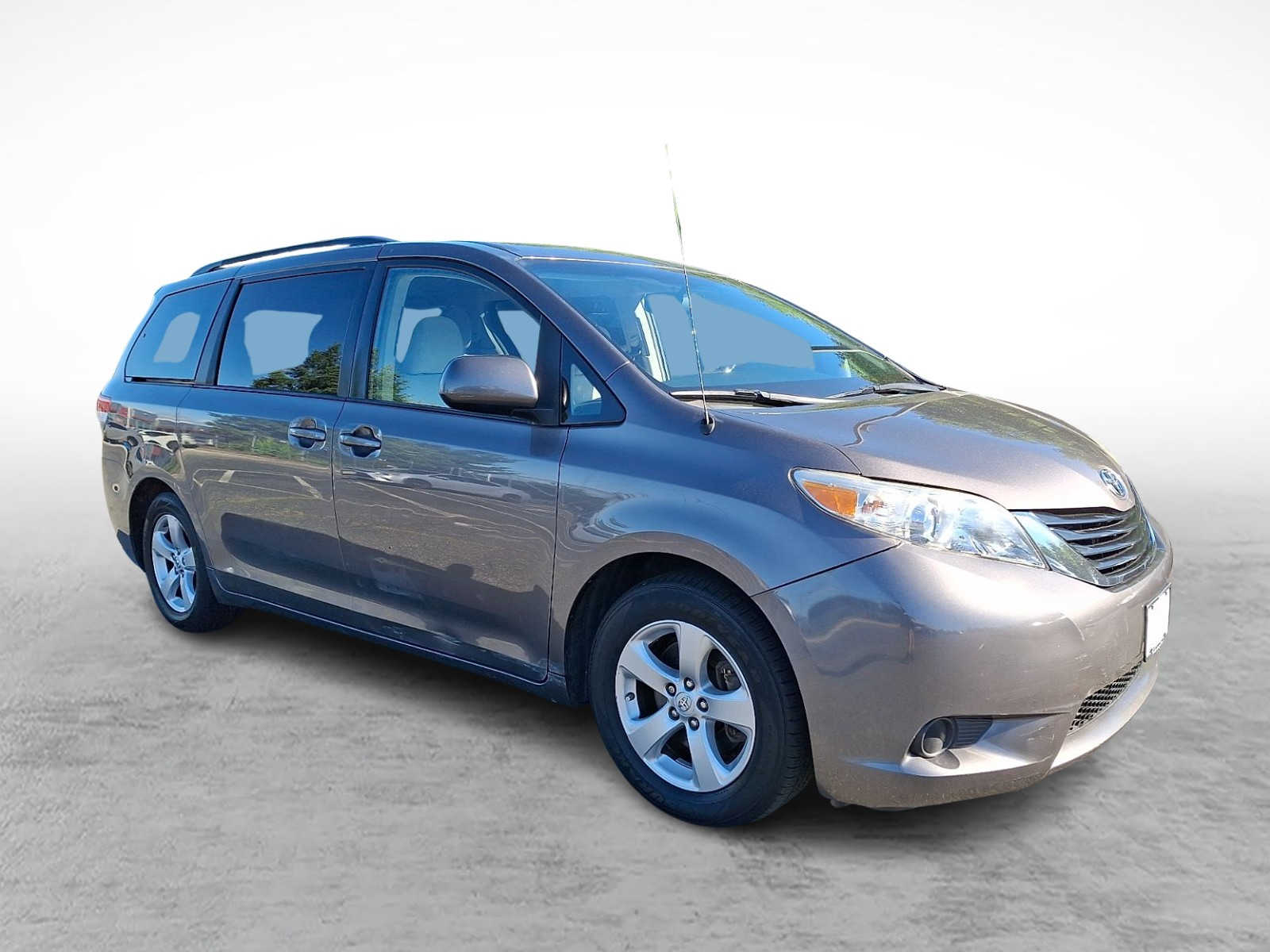 Thumbnail: 2014 Toyota Sienna - 3