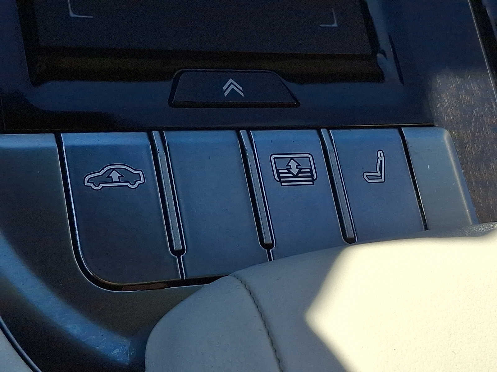 Thumbnail: 2020 Lexus LS - 21