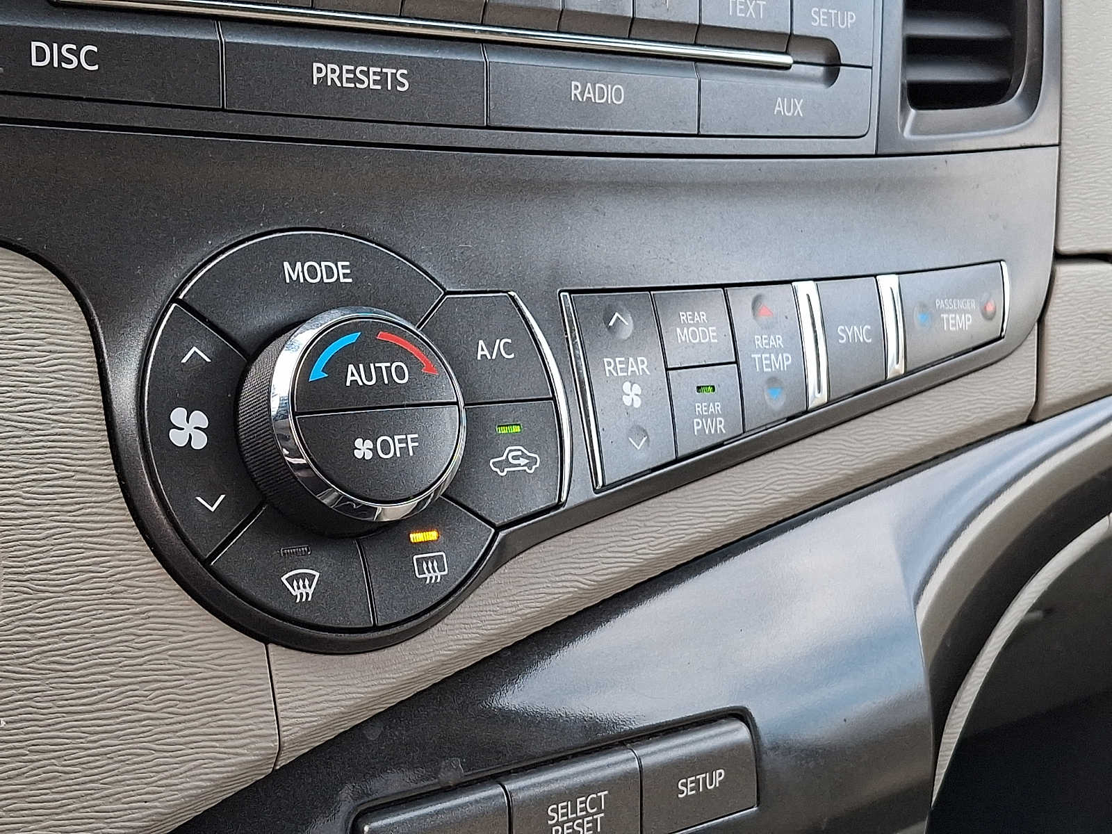 Thumbnail: 2014 Toyota Sienna - 14