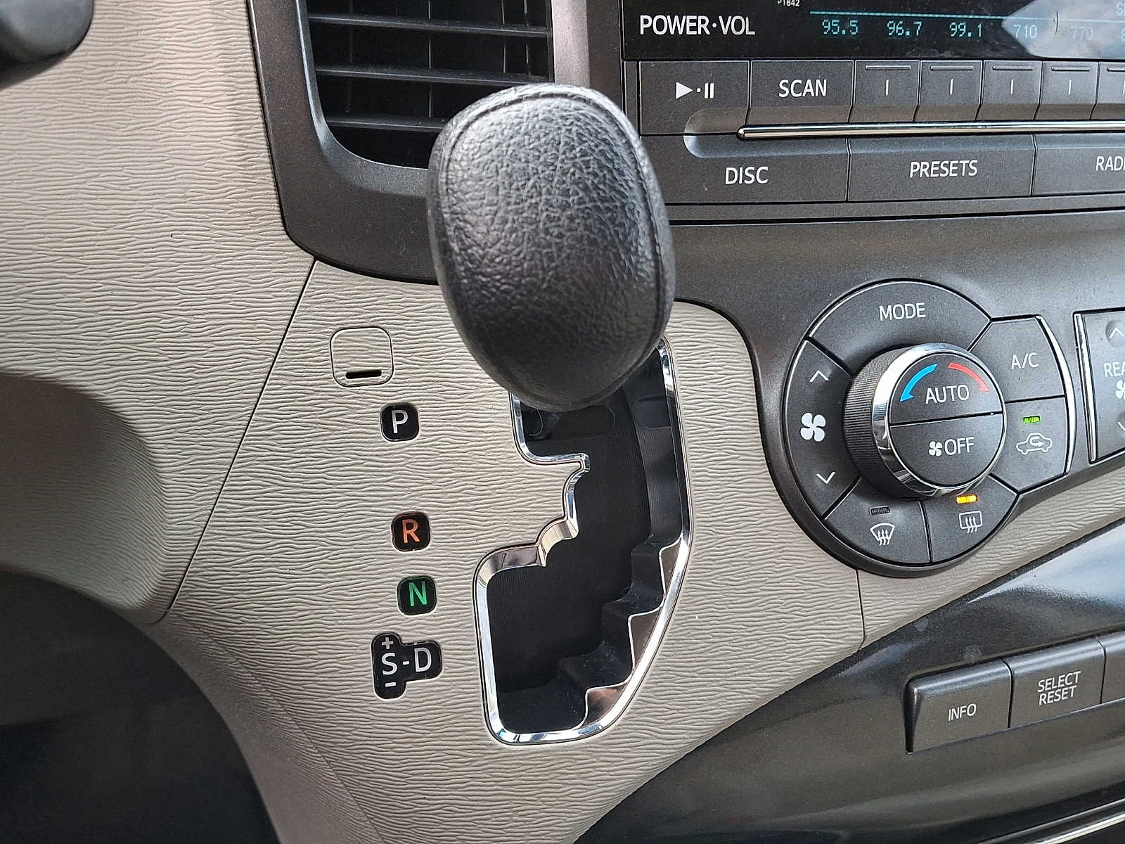 Thumbnail: 2014 Toyota Sienna - 13