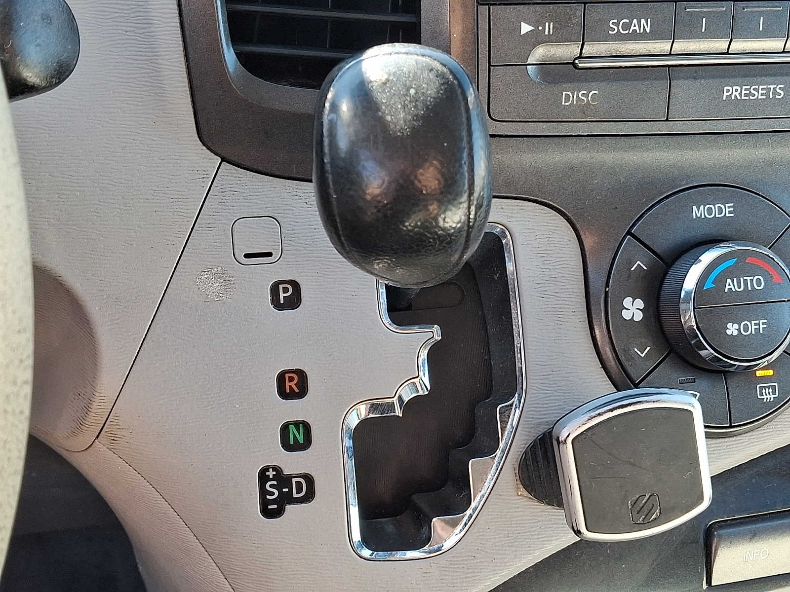 Thumbnail: 2014 Toyota Sienna - 12