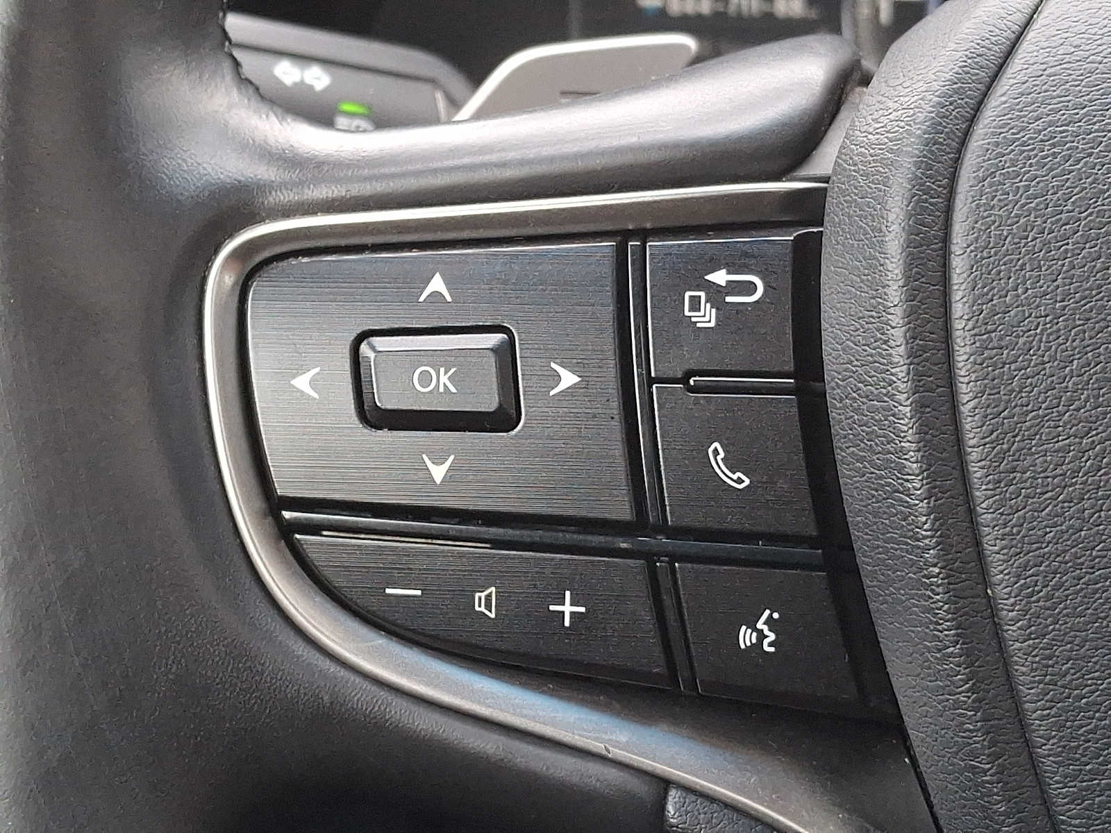 Thumbnail: 2022 Lexus ES - 17