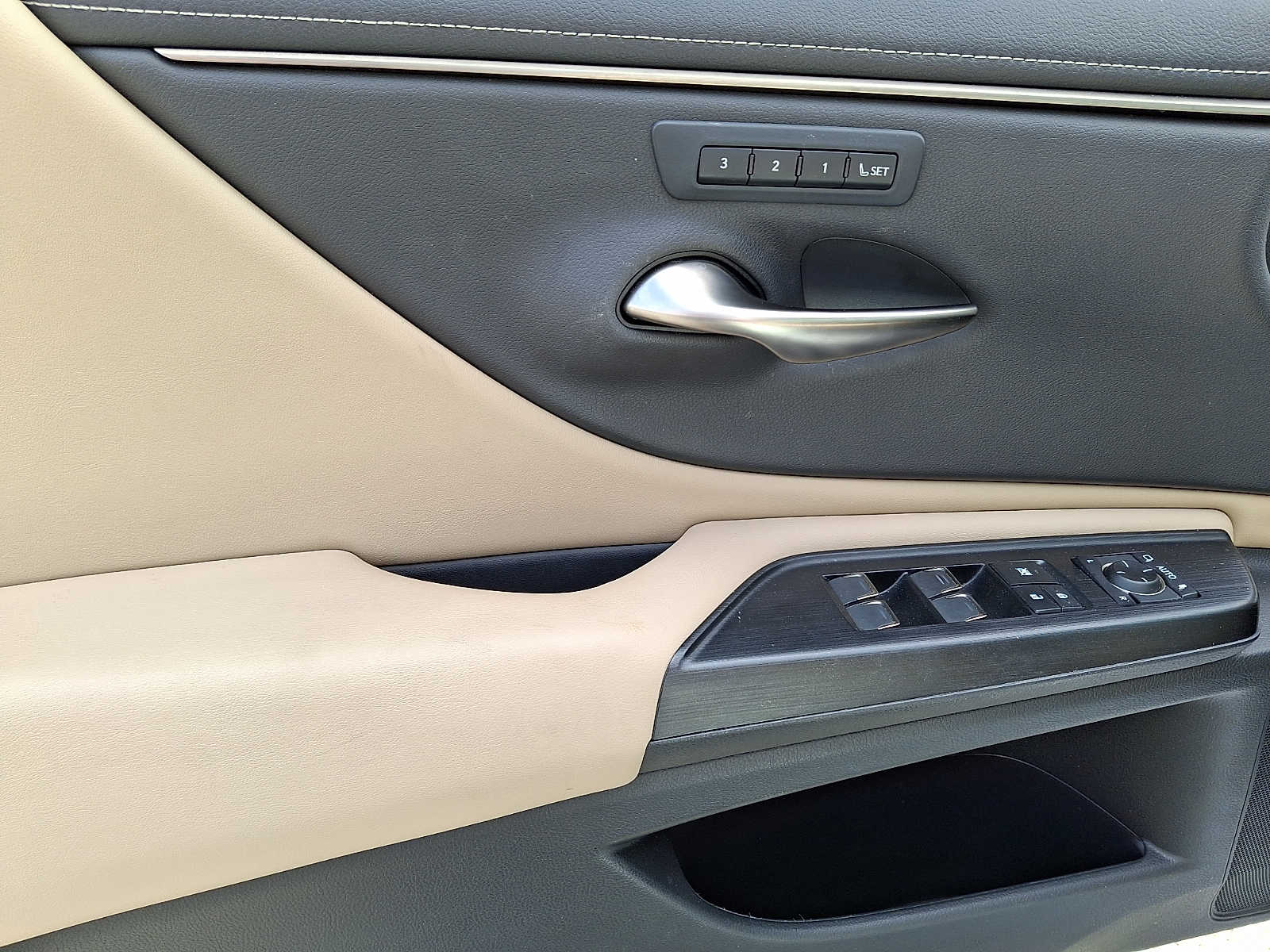 Thumbnail: 2021 Lexus ES - 9