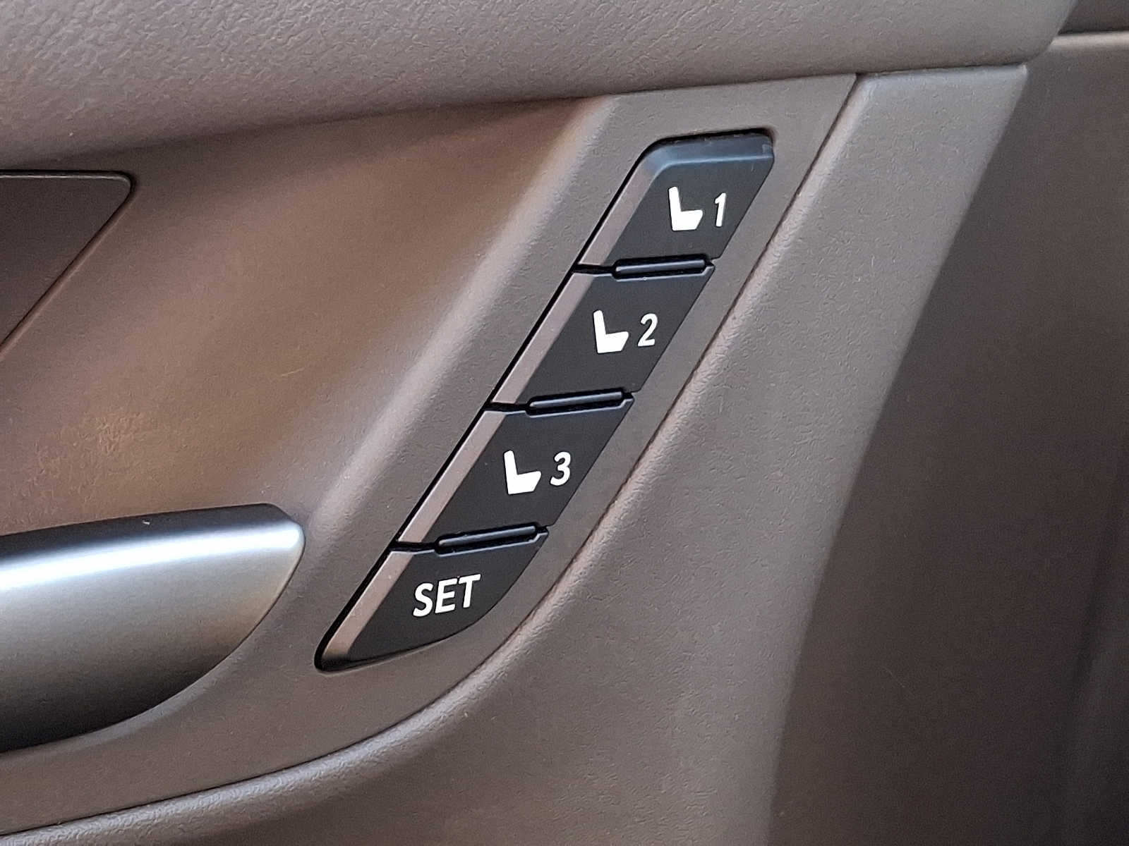 Thumbnail: 2020 Lexus LX - 26