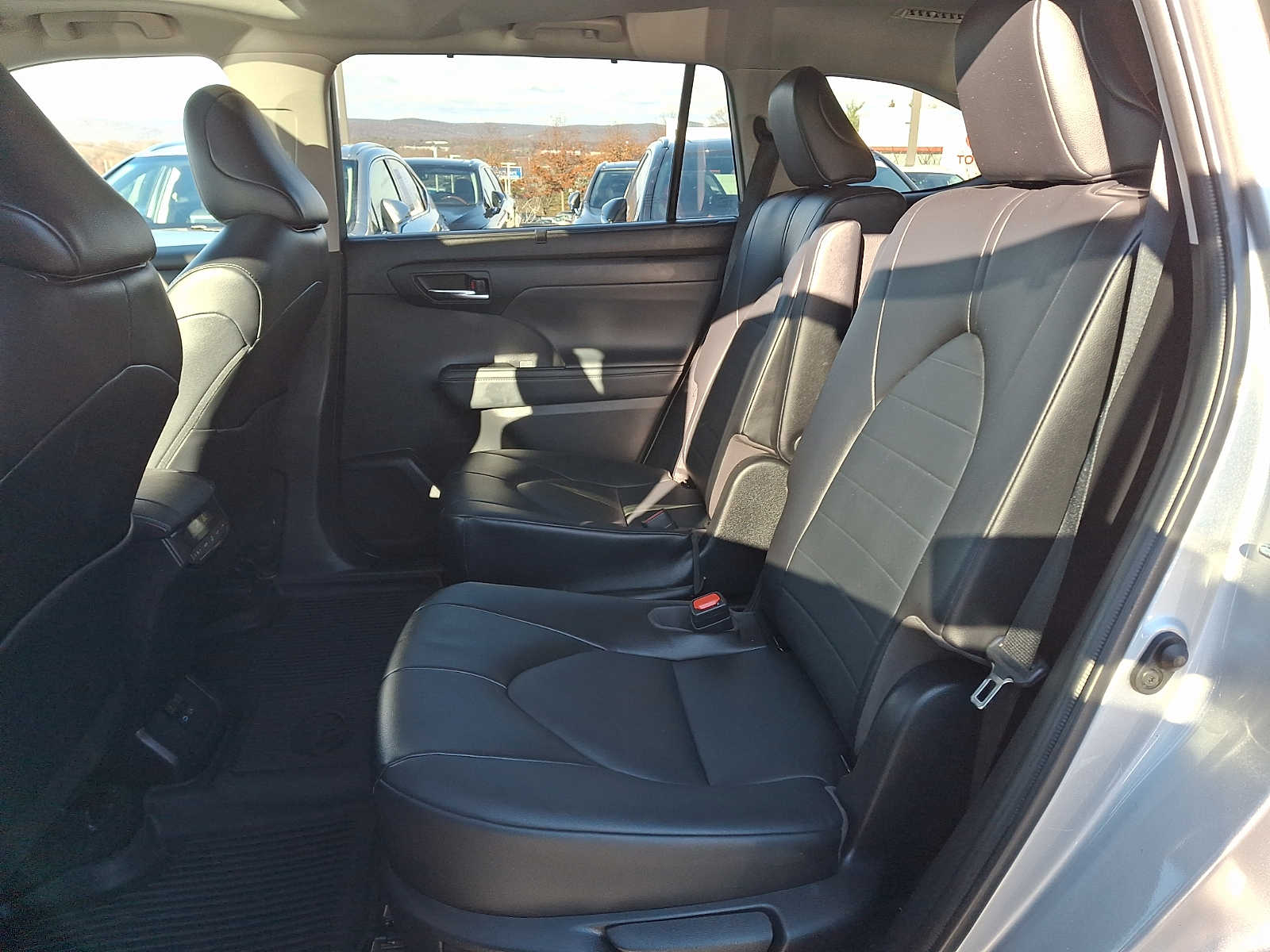 Thumbnail: 2022 Toyota Highlander - 8