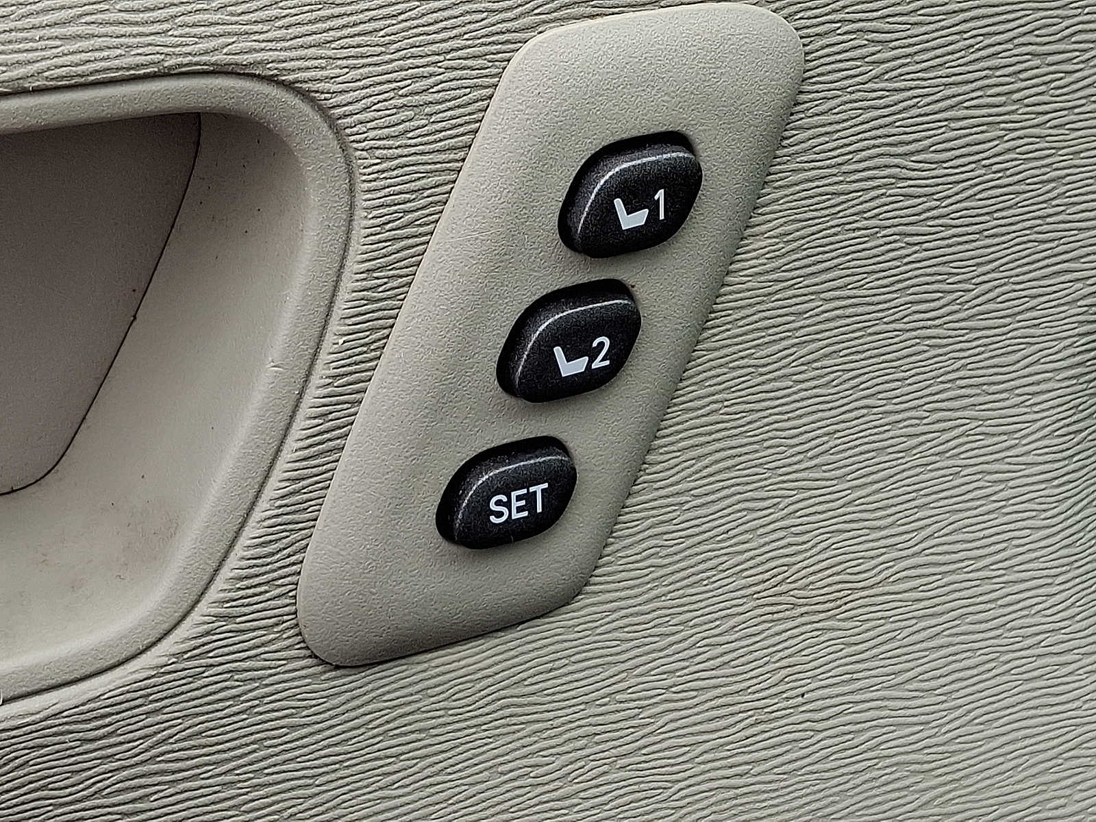 Thumbnail: 2013 Toyota Sienna - 25