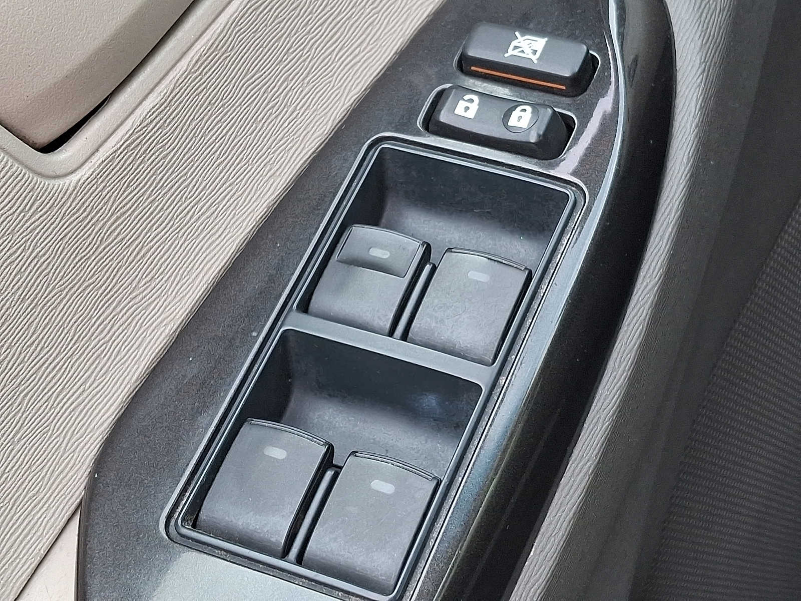 Thumbnail: 2014 Toyota Sienna - 25