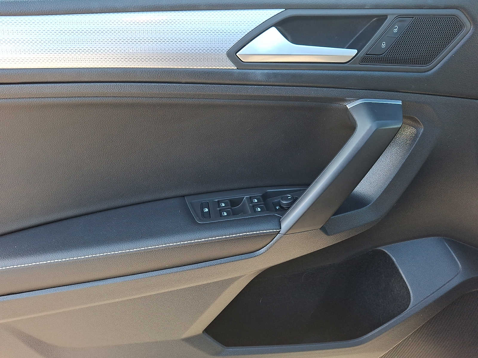 Thumbnail: 2022 Volkswagen Tiguan - 8