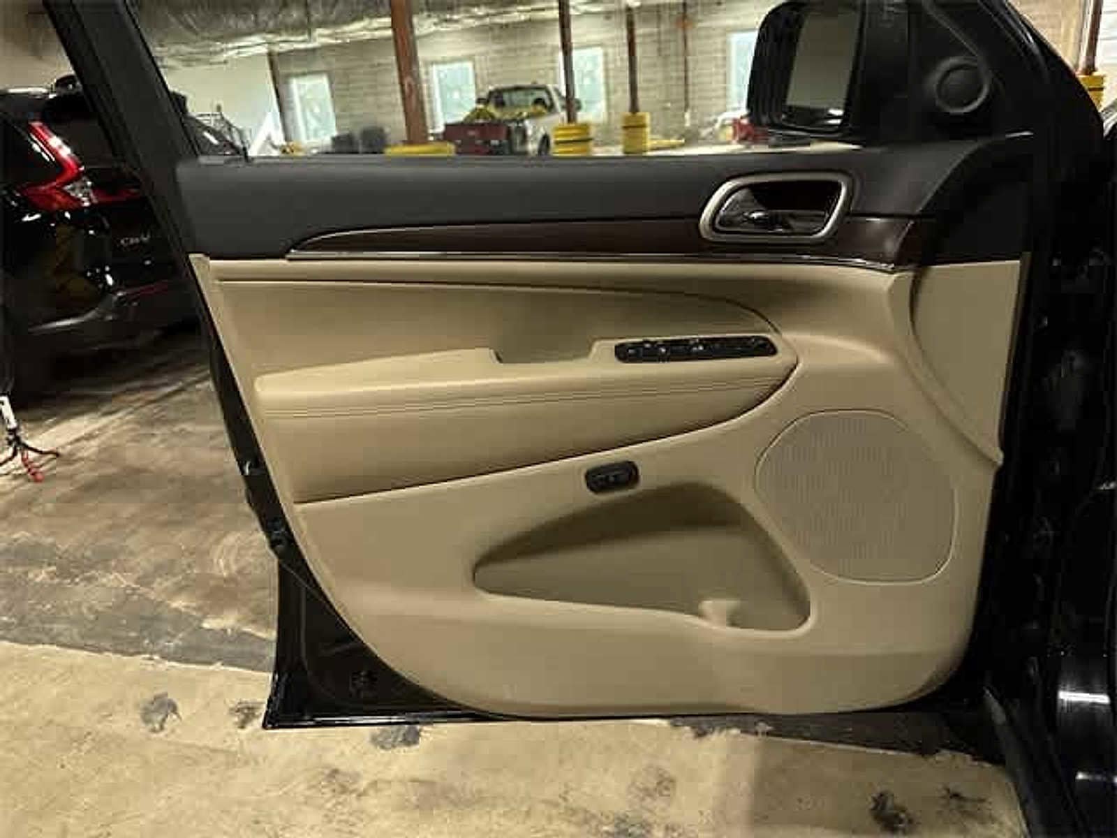 Thumbnail: 2015 Jeep Grand Cherokee - 51