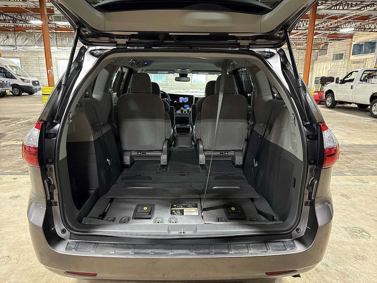 Thumbnail: 2020 Toyota Sienna - 11