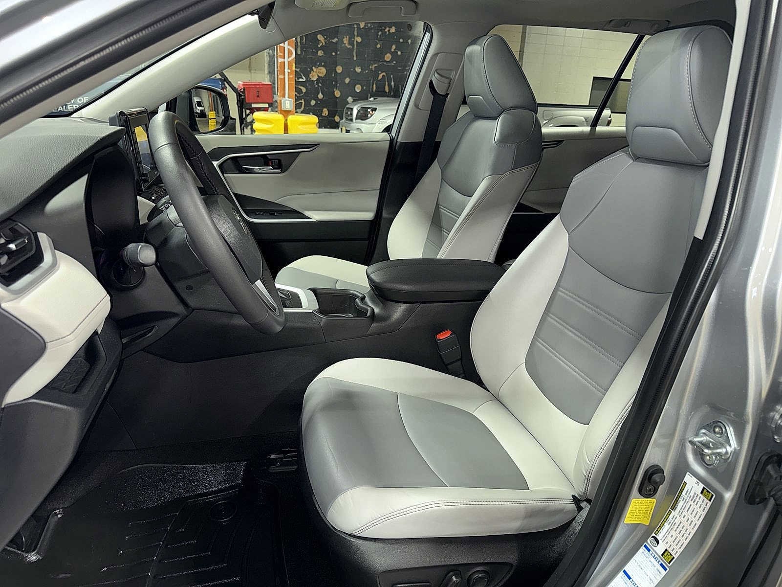 Thumbnail: 2022 Toyota RAV4 - 15