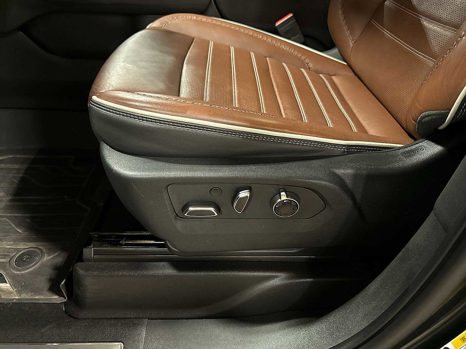 Thumbnail: 2023 GMC Yukon XL - 22