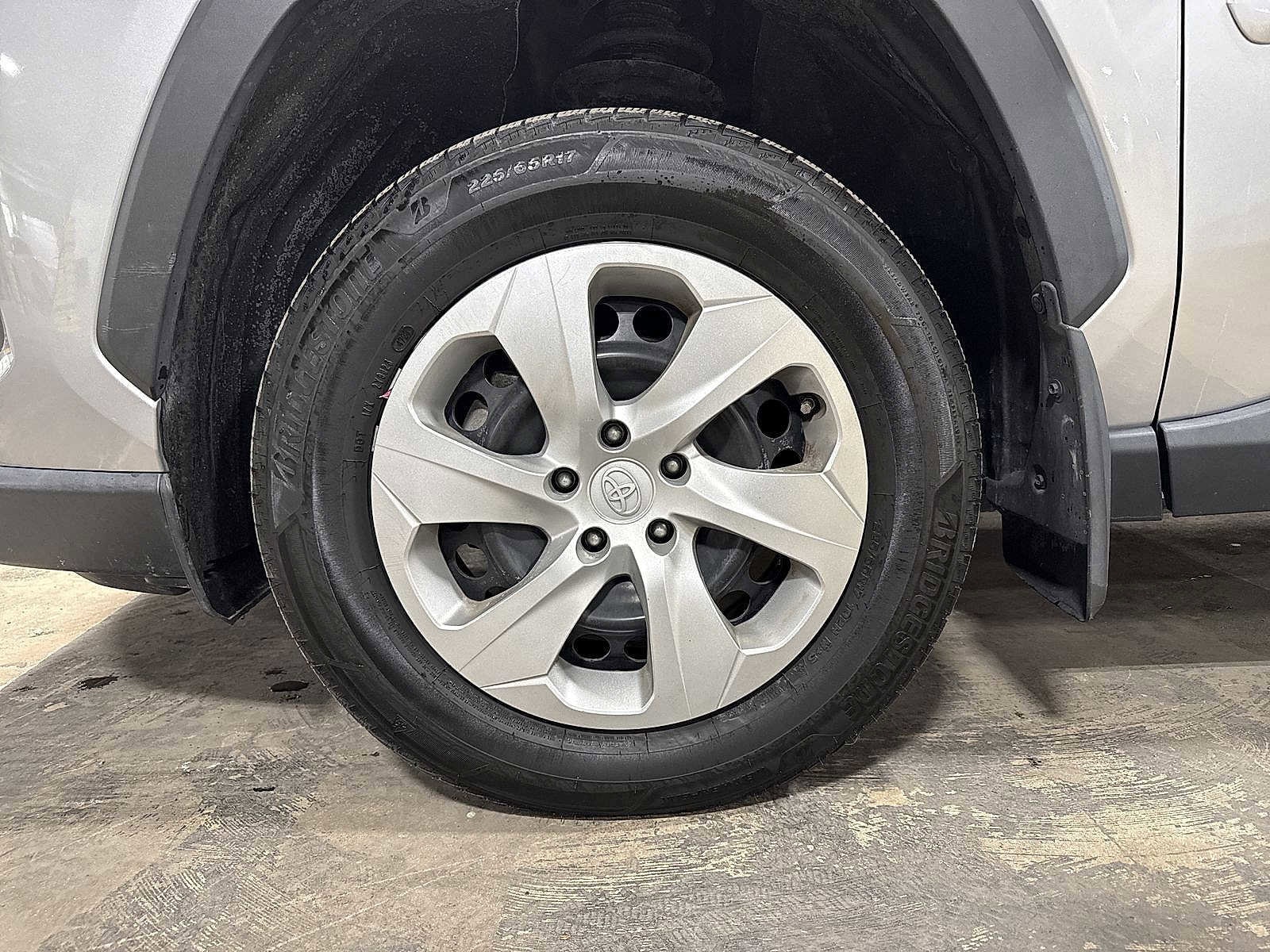 Thumbnail: 2019 Toyota RAV4 - 10