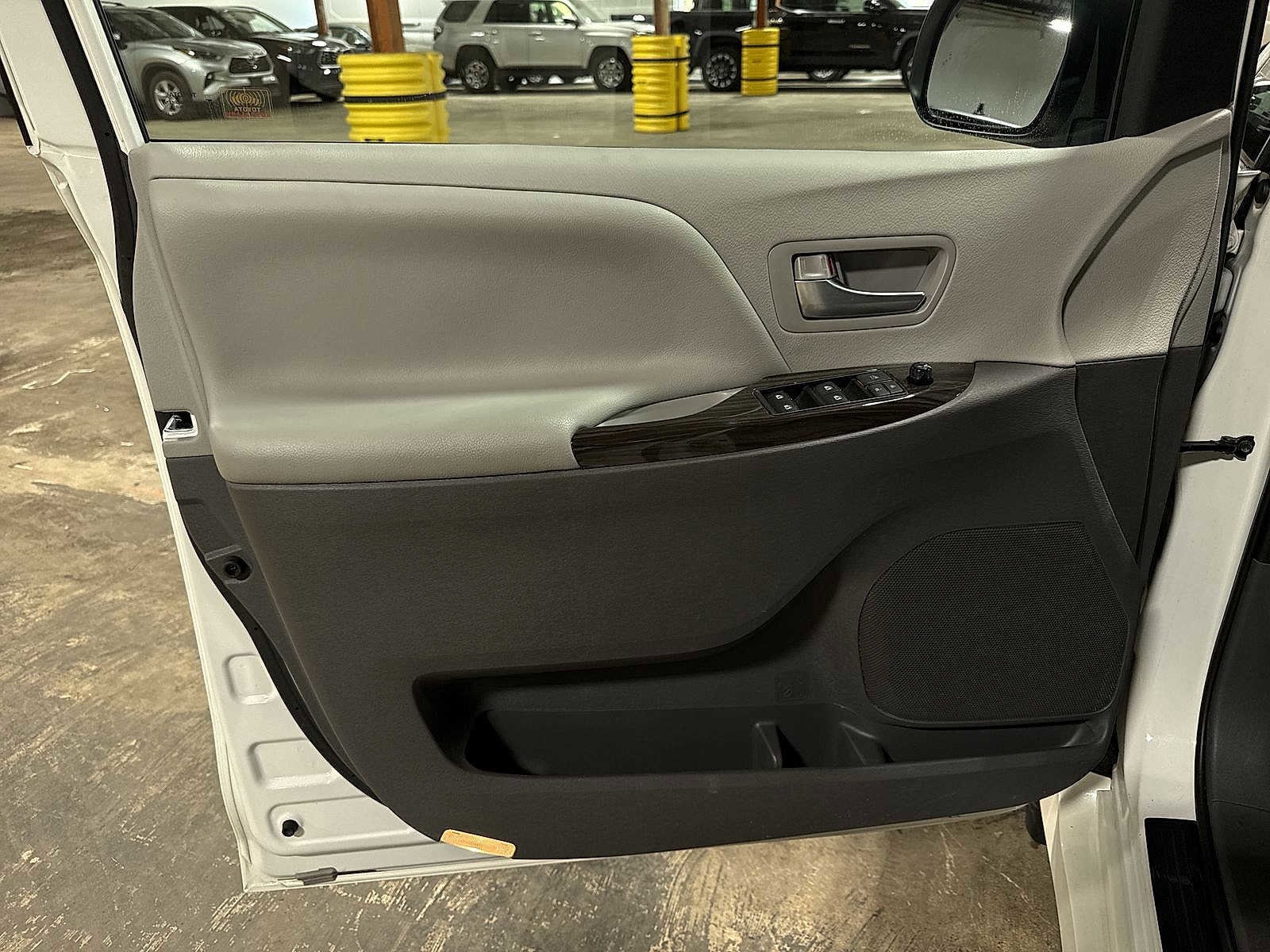 Thumbnail: 2020 Toyota Sienna - 31