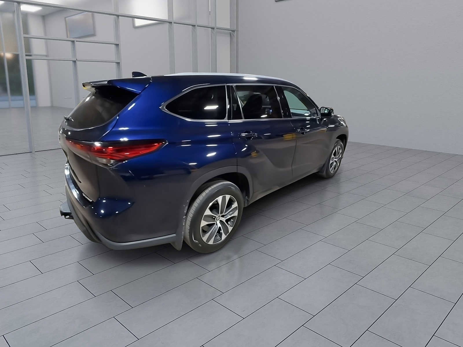 Thumbnail: 2022 Toyota Highlander - 8