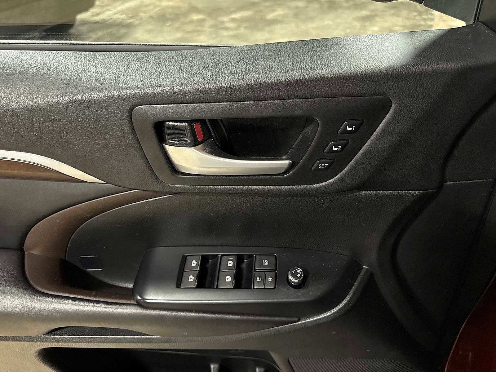 Thumbnail: 2016 Toyota Highlander - 24