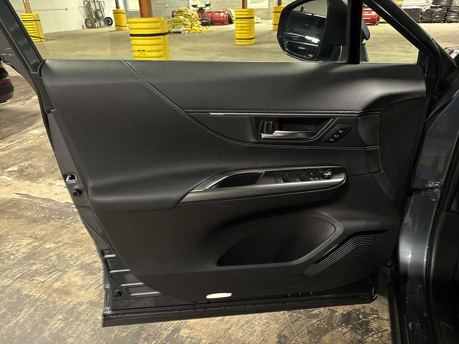 Thumbnail: 2022 Toyota Venza - 28