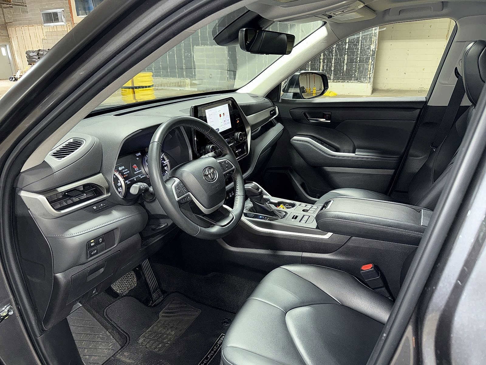 Thumbnail: 2023 Toyota Highlander - 30