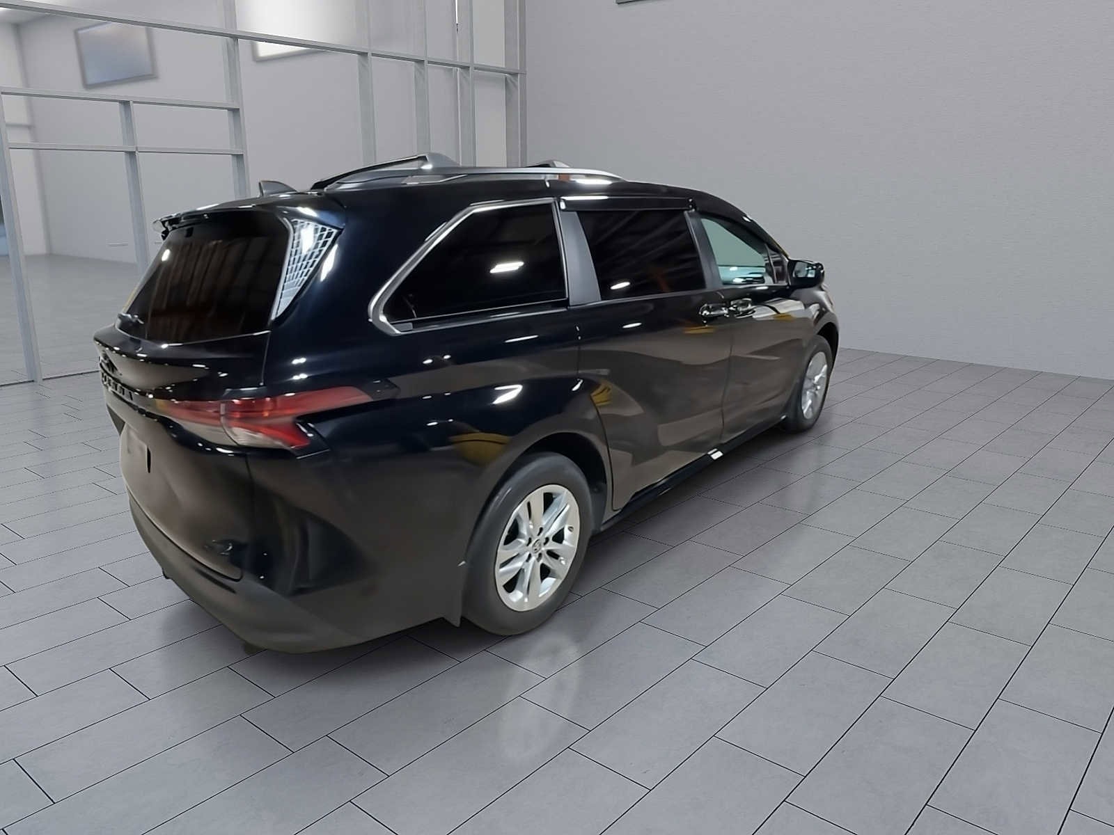 Thumbnail: 2022 Toyota Sienna - 8