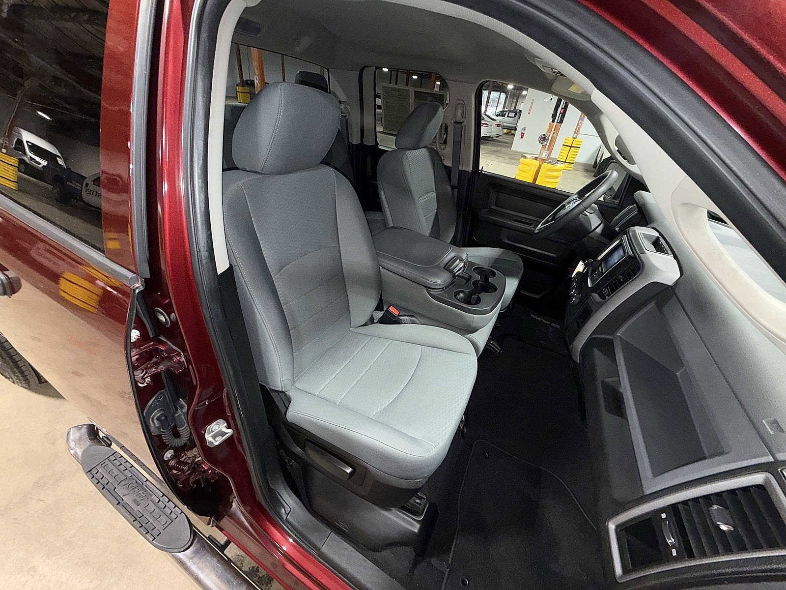 Thumbnail: 2019 RAM 1500 Classic - 16