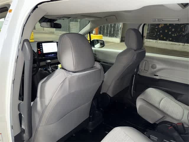 Thumbnail: 2022 Toyota Sienna - 28