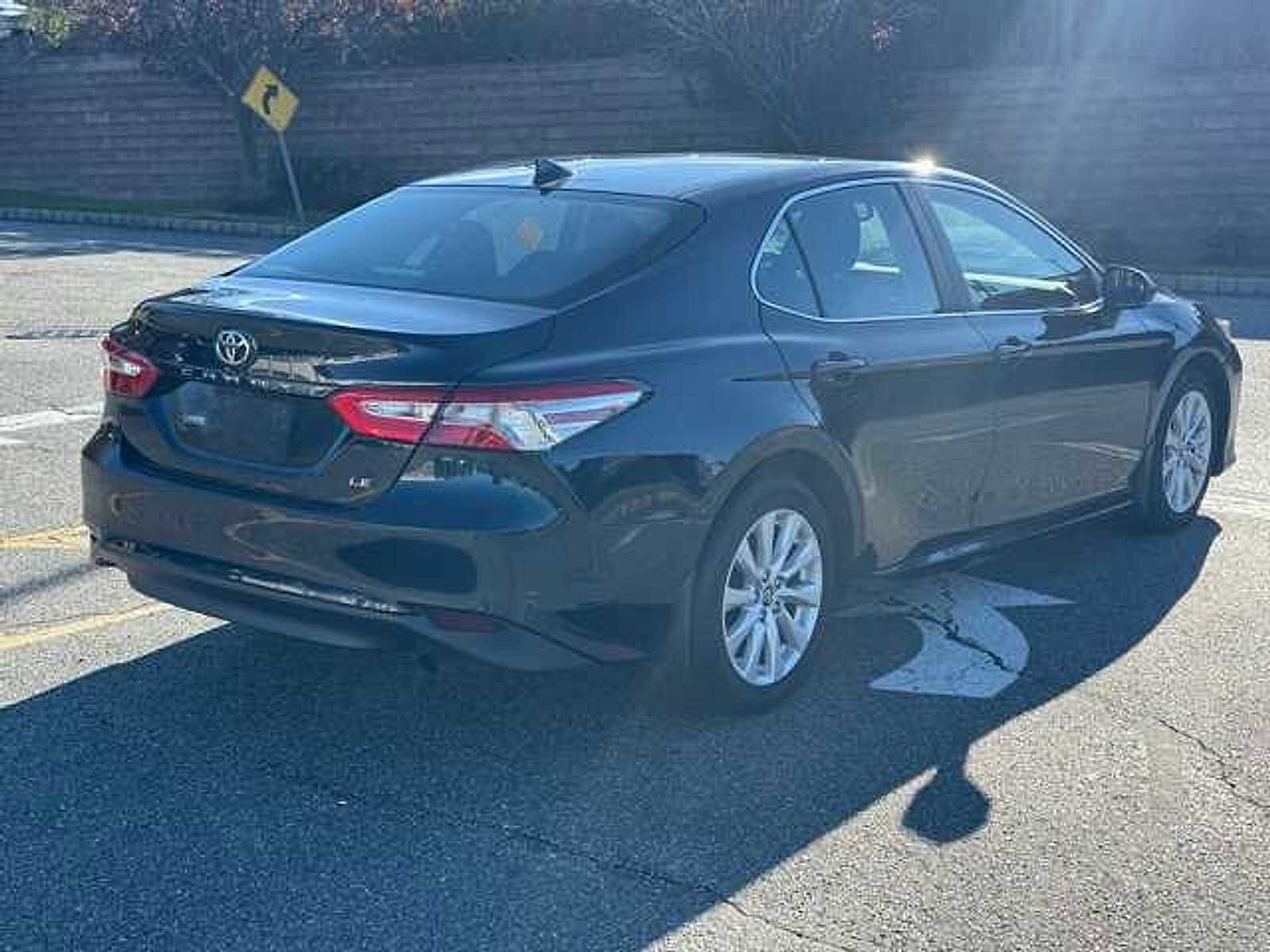 2019 Toyota Camry LE photo 2