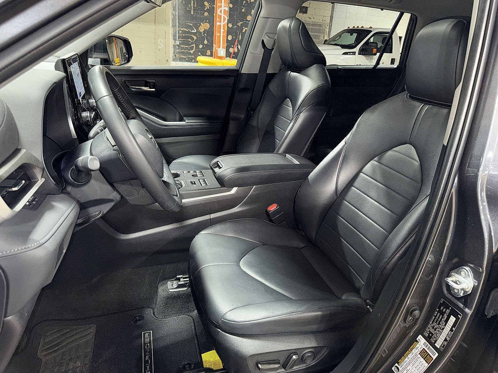 Thumbnail: 2023 Toyota Highlander - 15