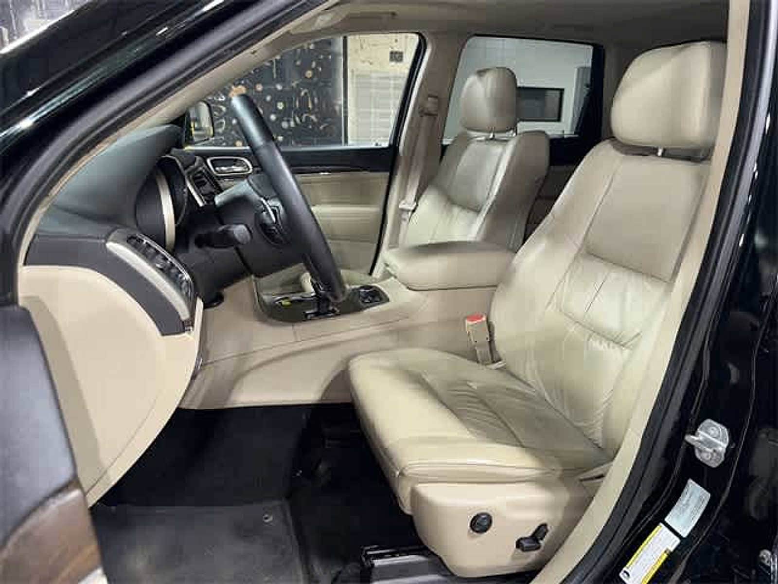 Thumbnail: 2015 Jeep Grand Cherokee - 24