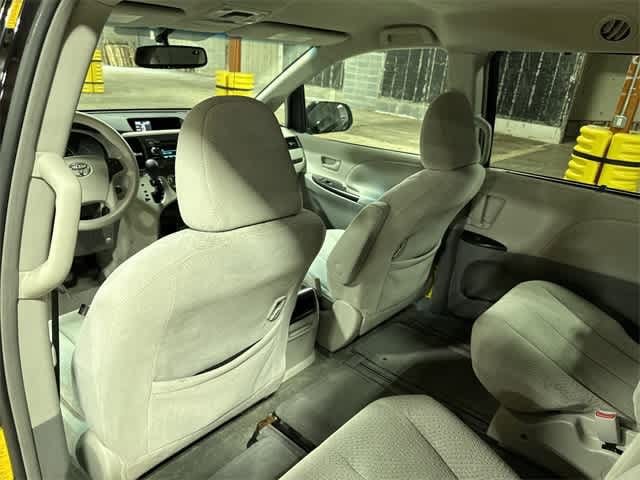 Thumbnail: 2011 Toyota Sienna - 27