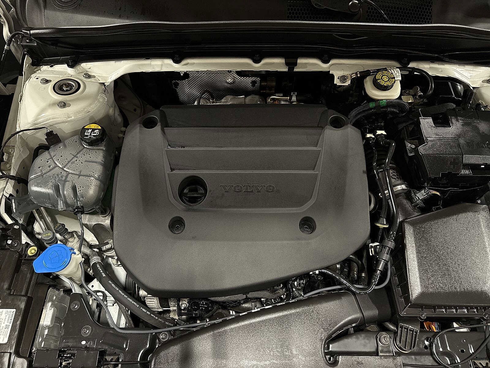 Thumbnail: 2023 Volvo XC40 - 12