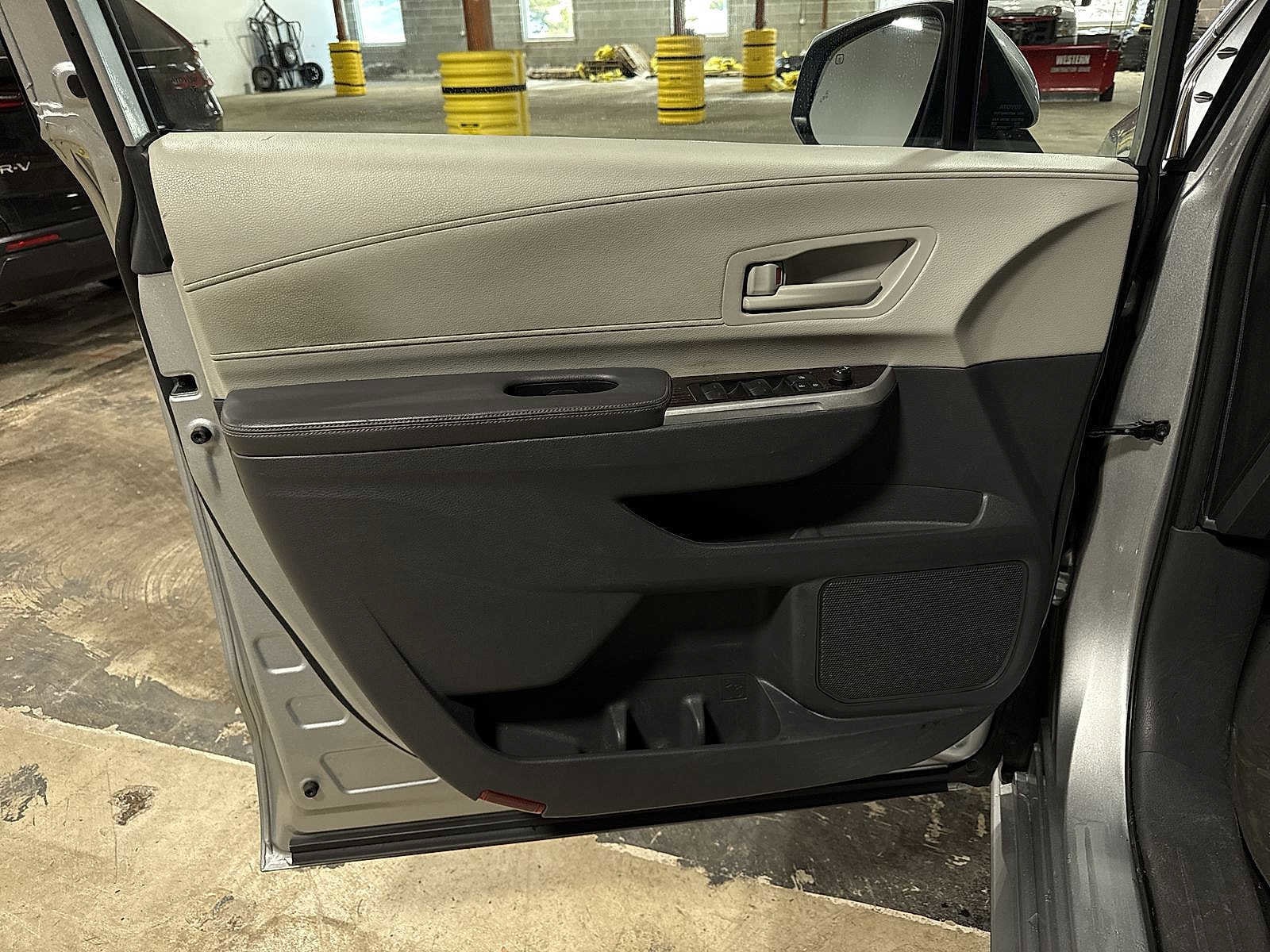 Thumbnail: 2021 Toyota Sienna - 31