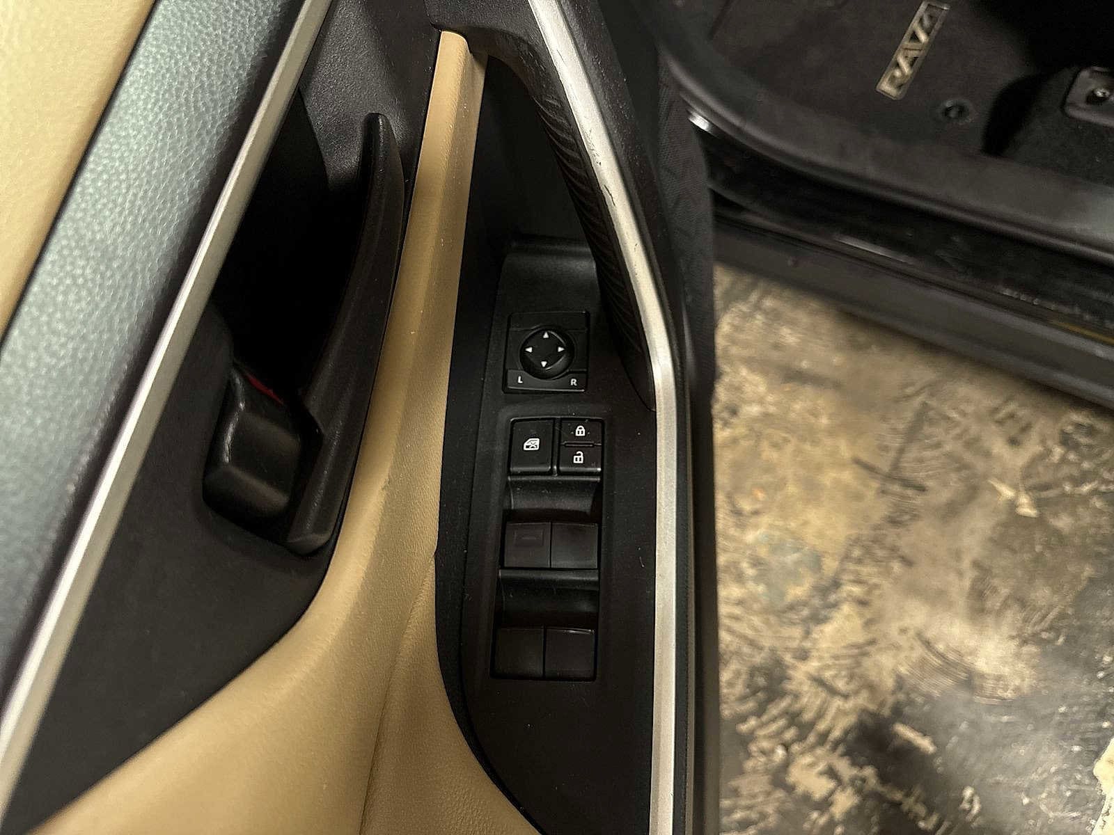 Thumbnail: 2021 Toyota RAV4 - 22