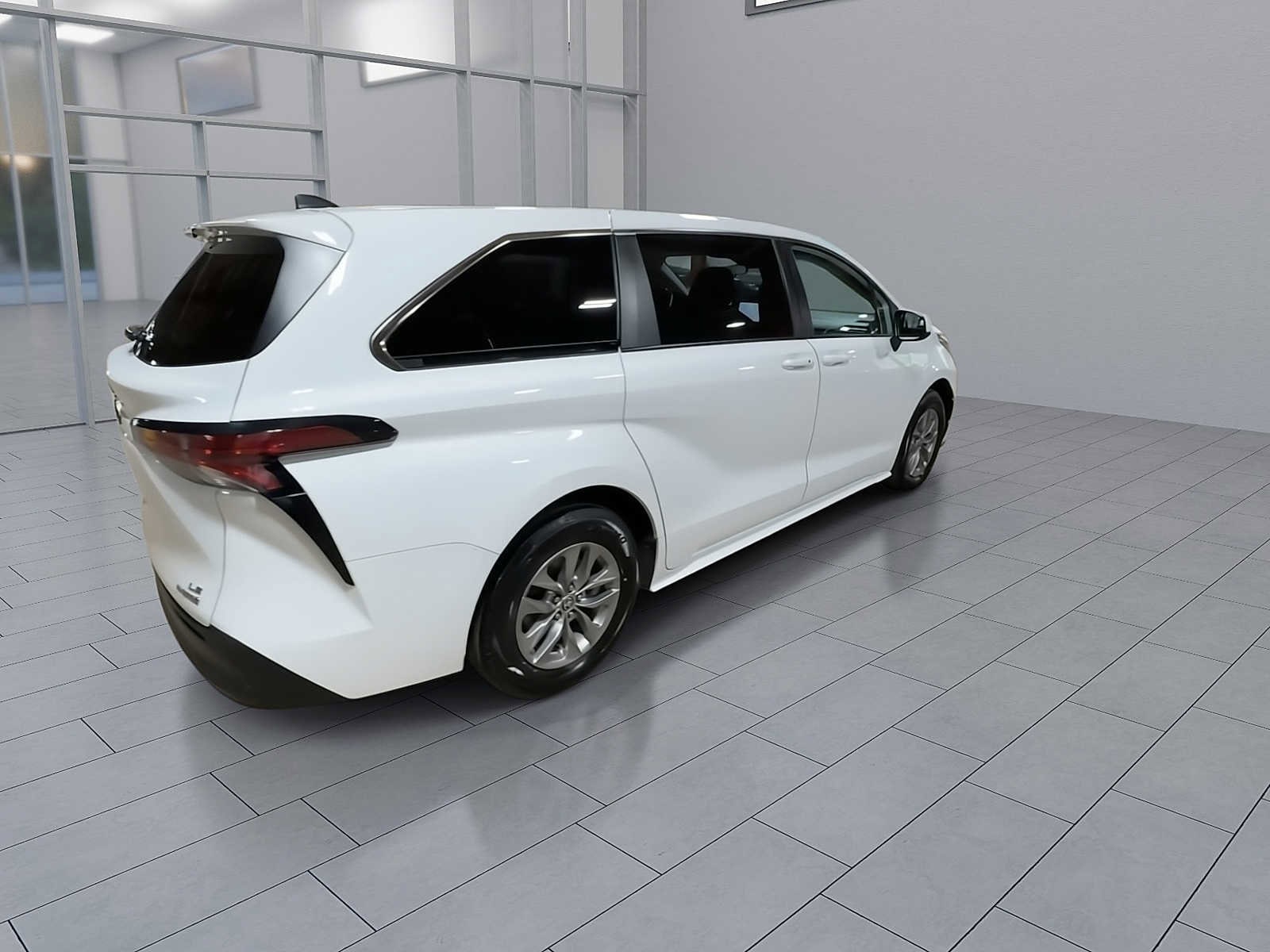 Thumbnail: 2022 Toyota Sienna - 8