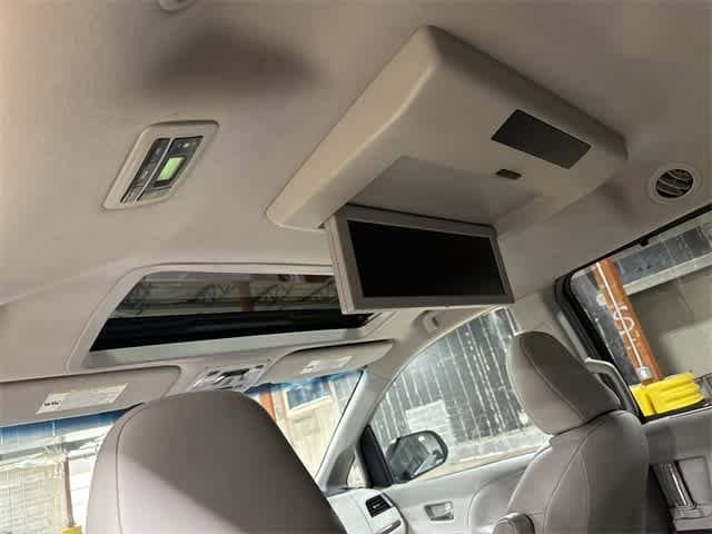 Thumbnail: 2011 Toyota Sienna - 25
