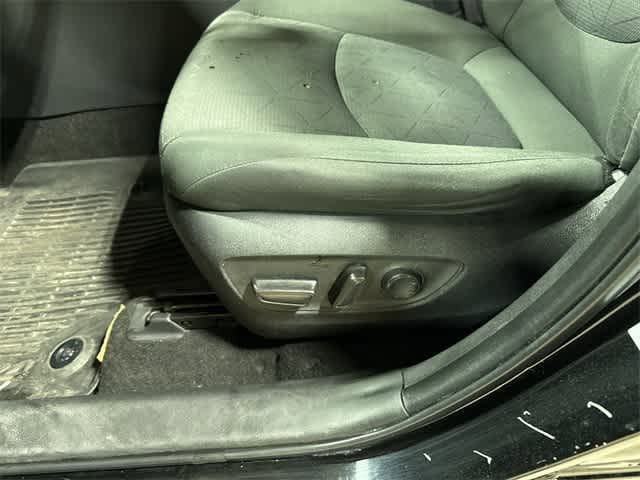 2022 Toyota RAV4 XLE 23