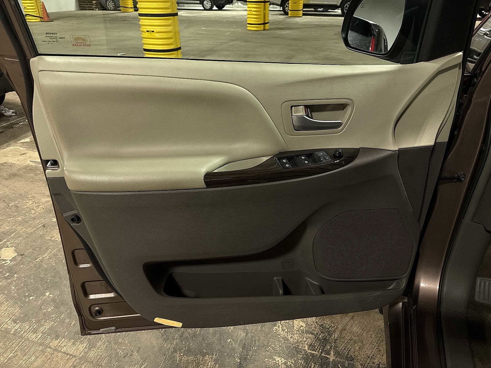 Thumbnail: 2018 Toyota Sienna - 31