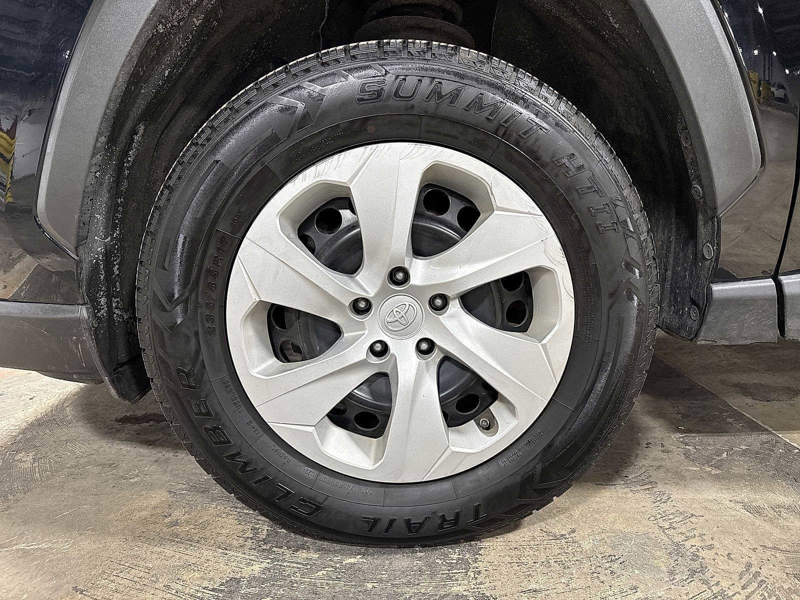 Thumbnail: 2019 Toyota RAV4 - 10