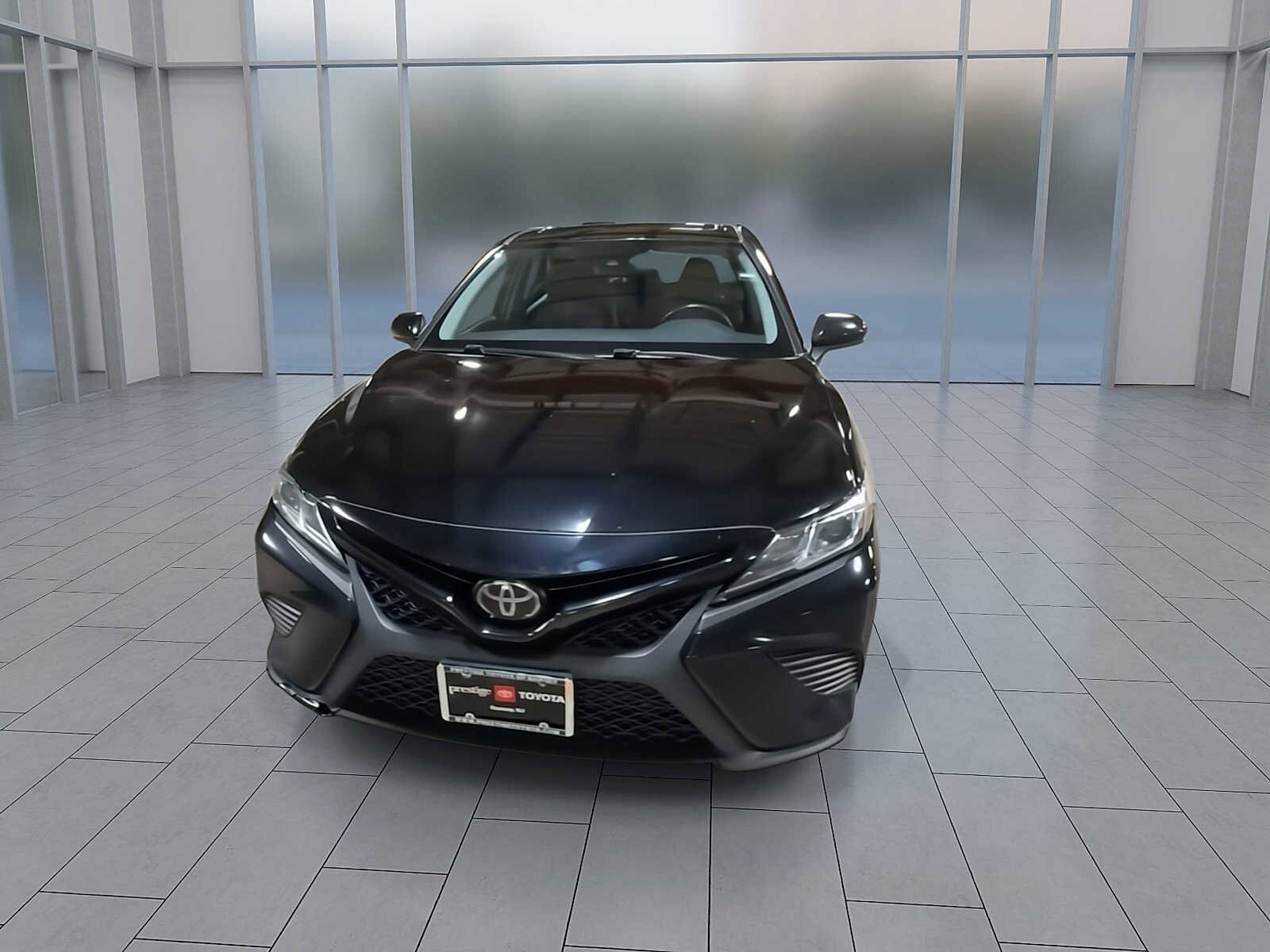 2019 Toyota Camry SE photo 3