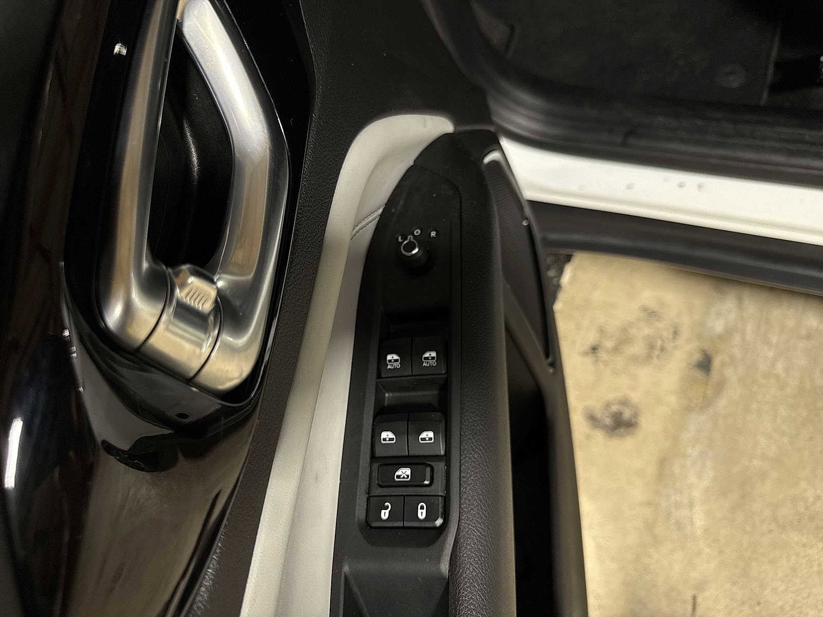 Thumbnail: 2023 Jeep Compass - 22